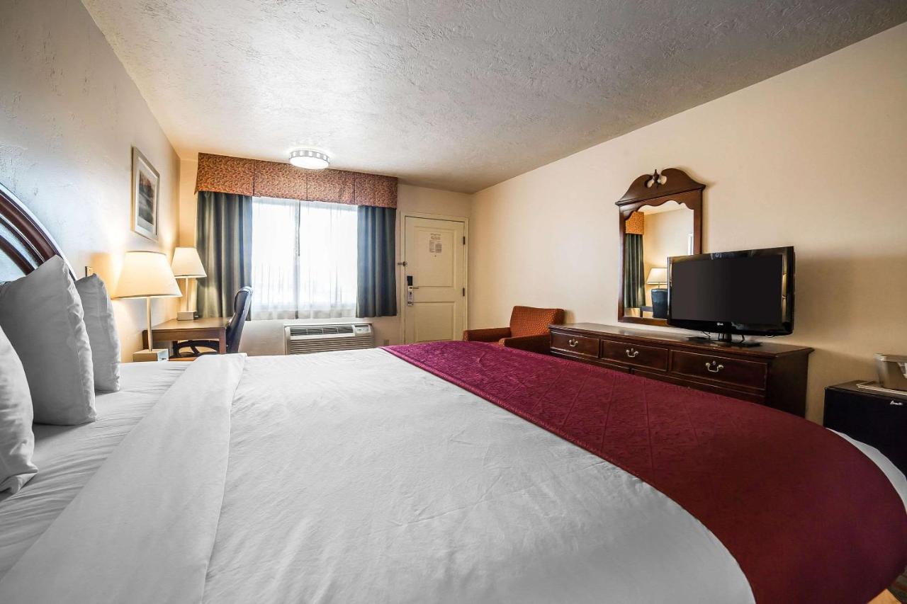 Standard King Room - Non-Smoking at Quality Inn Evanston near Wyoming Downs
