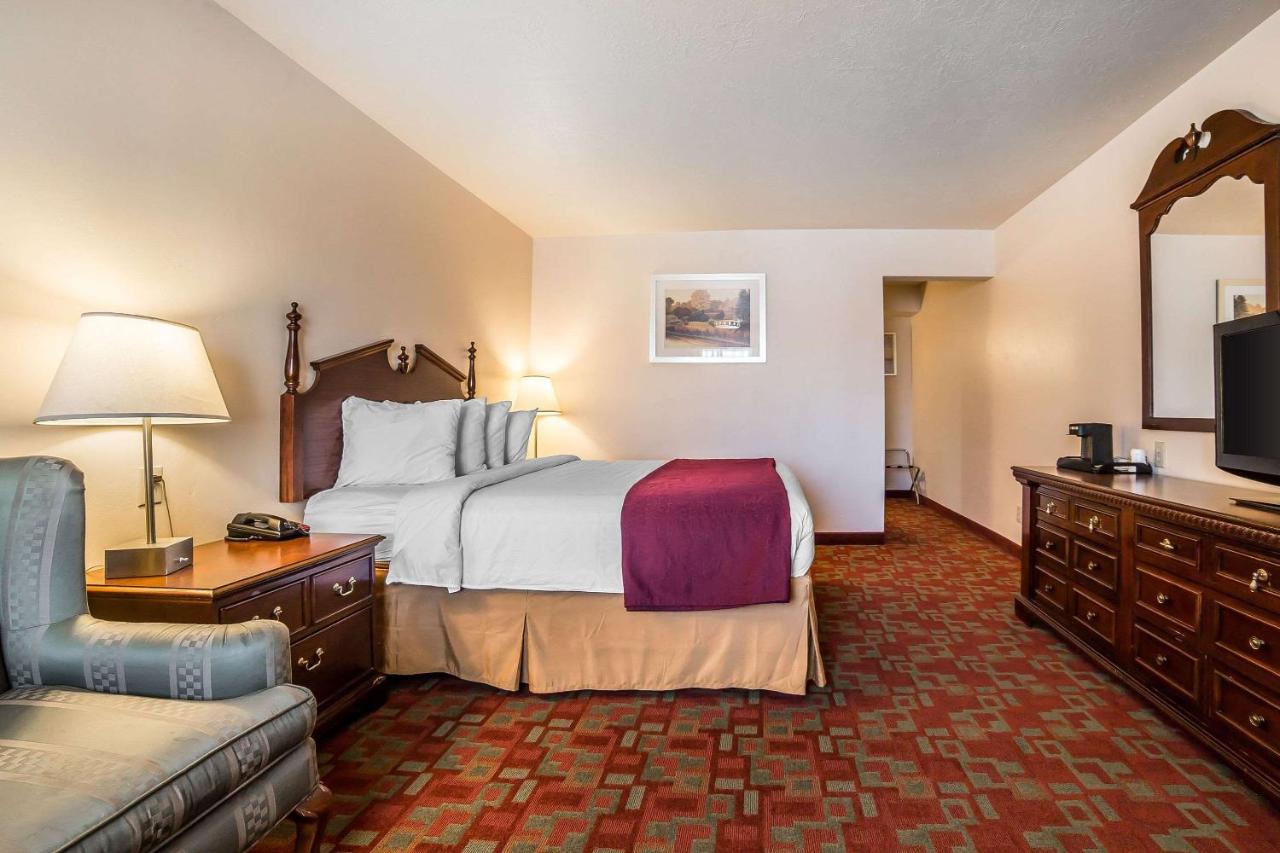 Standard Queen Room - Non-Smoking at Quality Inn Evanston near Wyoming Downs