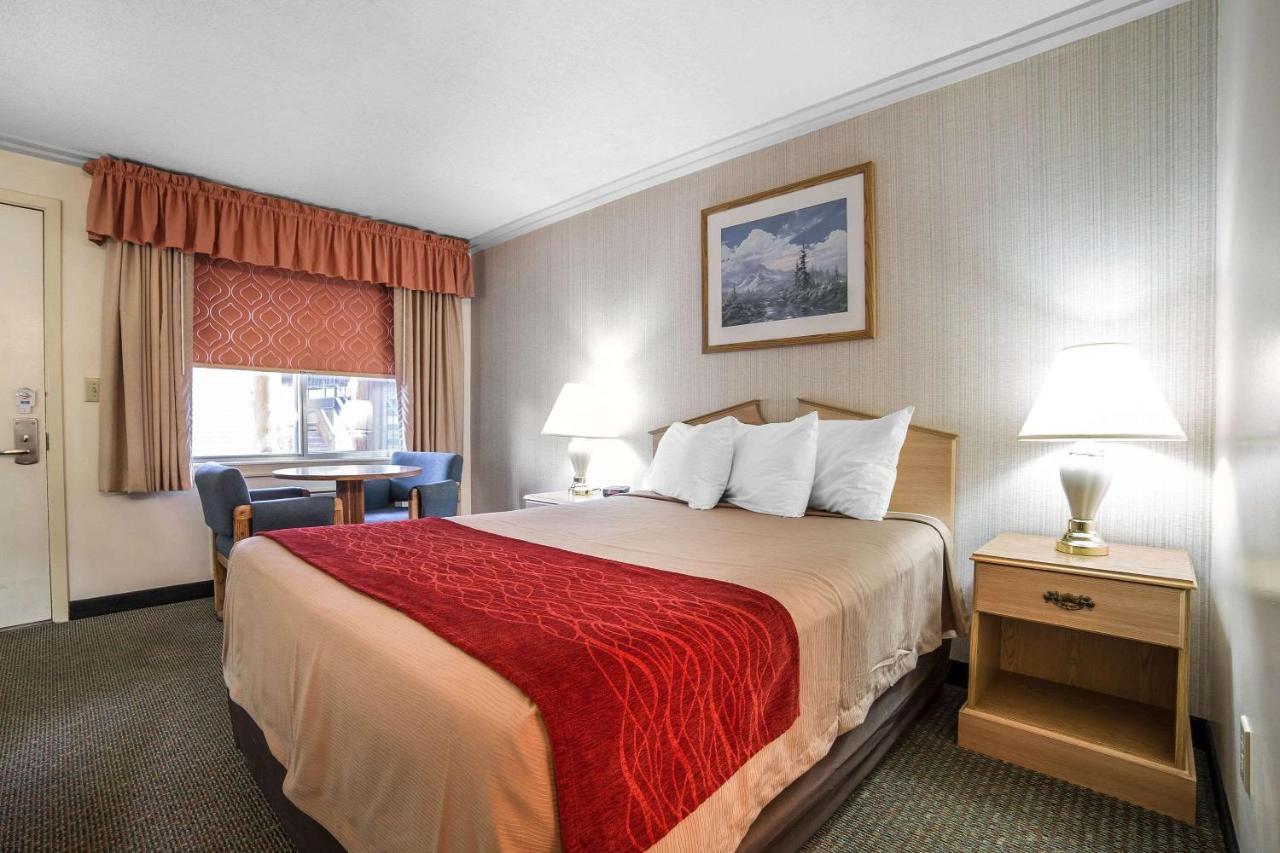 Queen Room - Non-Smoking at Rodeway Inn & Suites Pronghorn Lodge Lander
