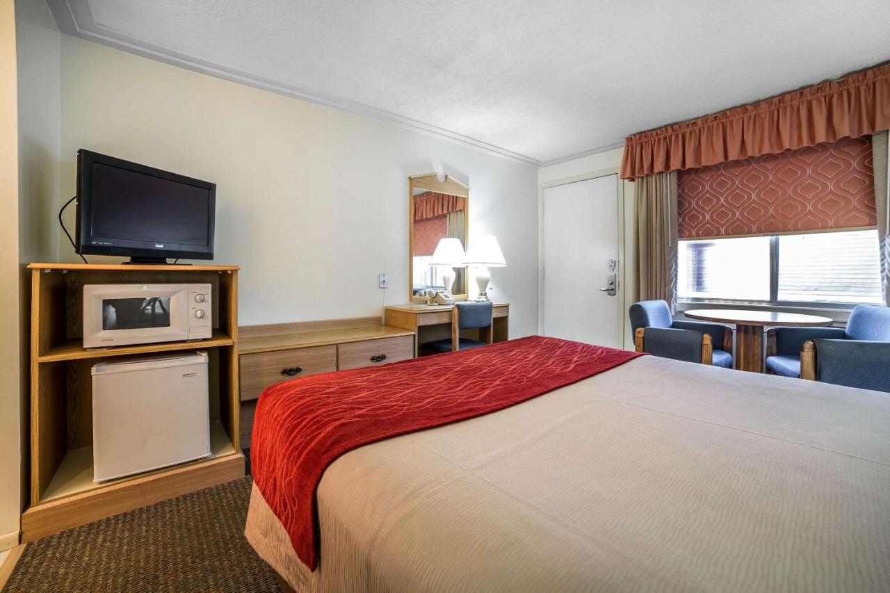 Queen Room - Non-Smoking at Rodeway Inn & Suites Pronghorn Lodge Lander