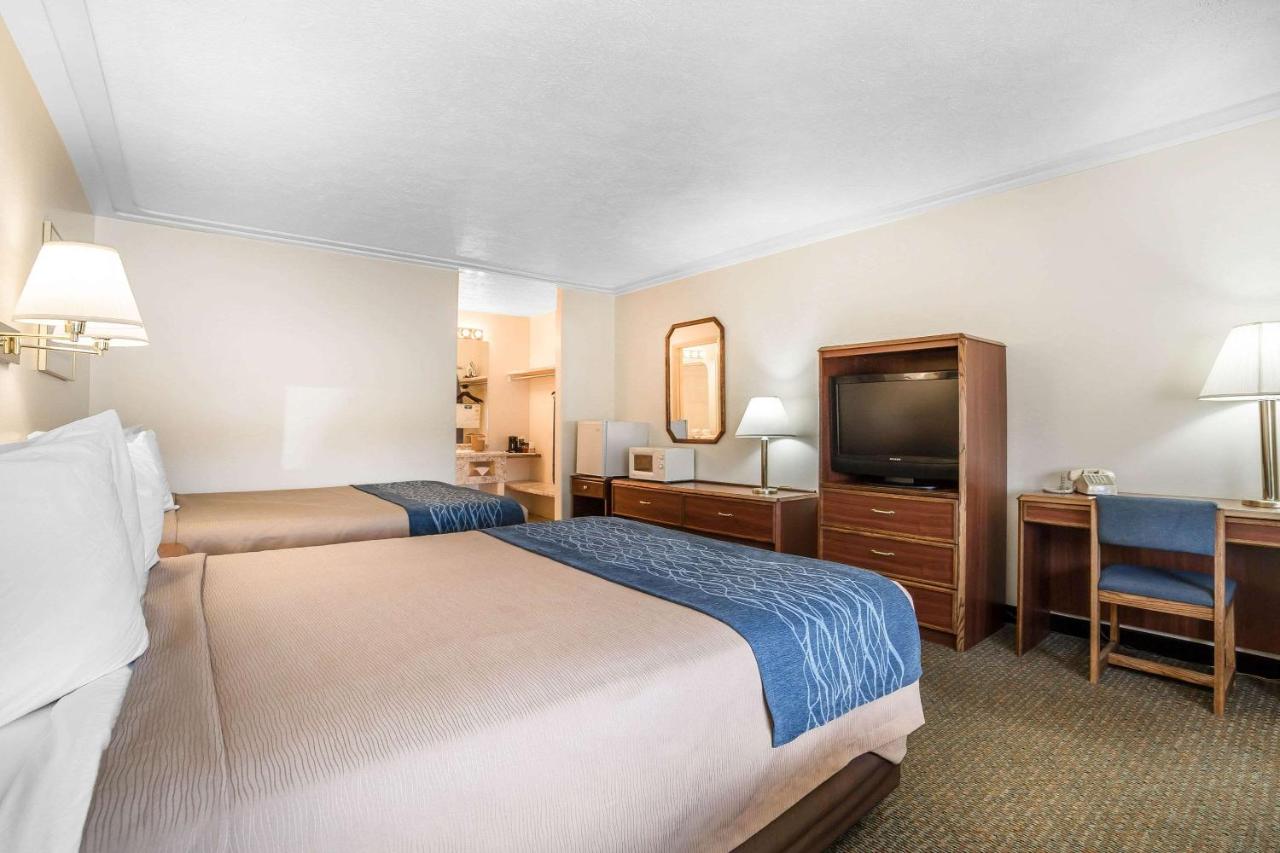 Queen Room with Two Queen Beds - Non-Smoking at Rodeway Inn & Suites Pronghorn Lodge Lander