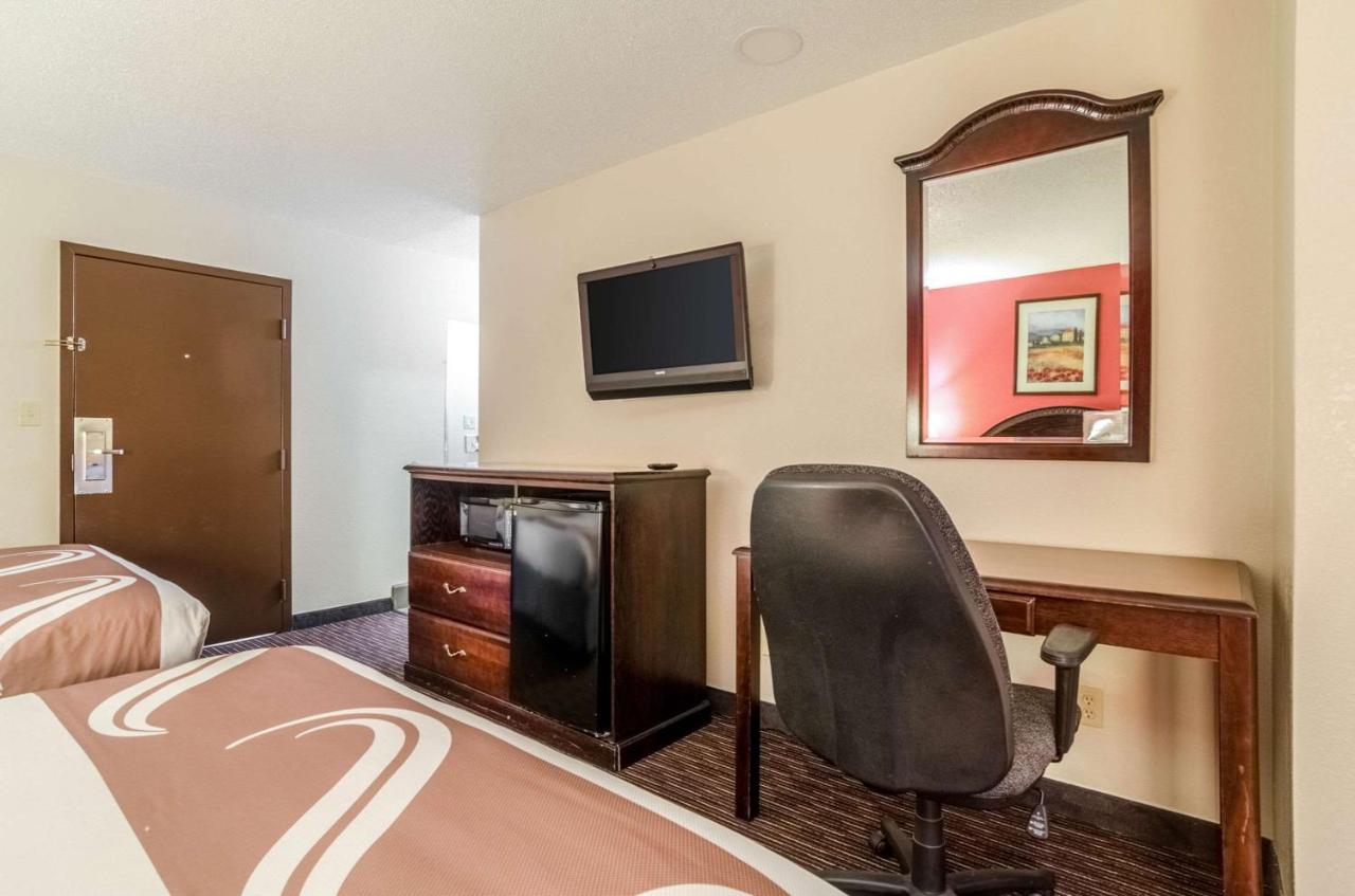 Queen Room - Non-Smoking at Quality Inn South