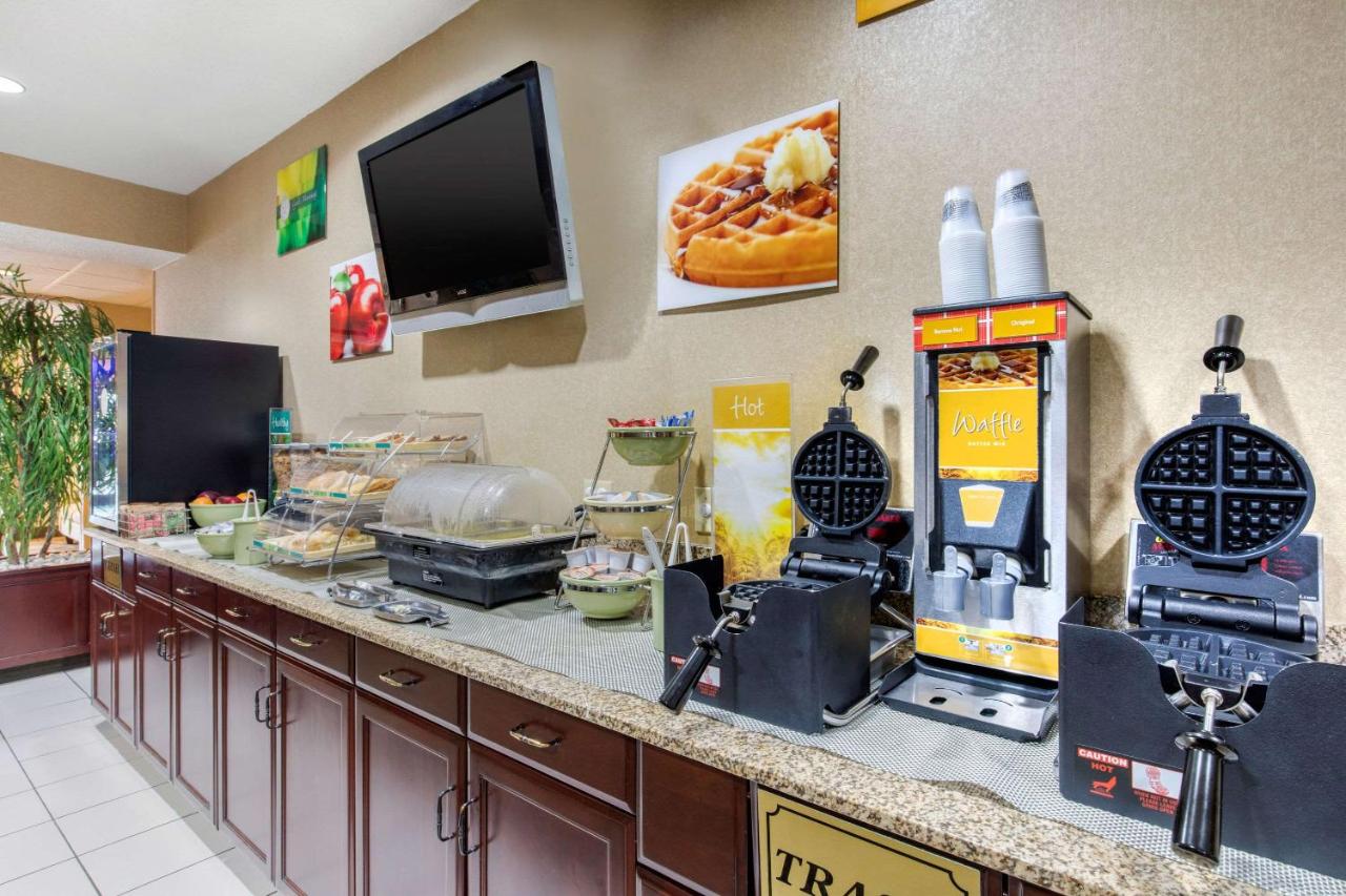 | Quality Inn & Suites Benton - Draffenville