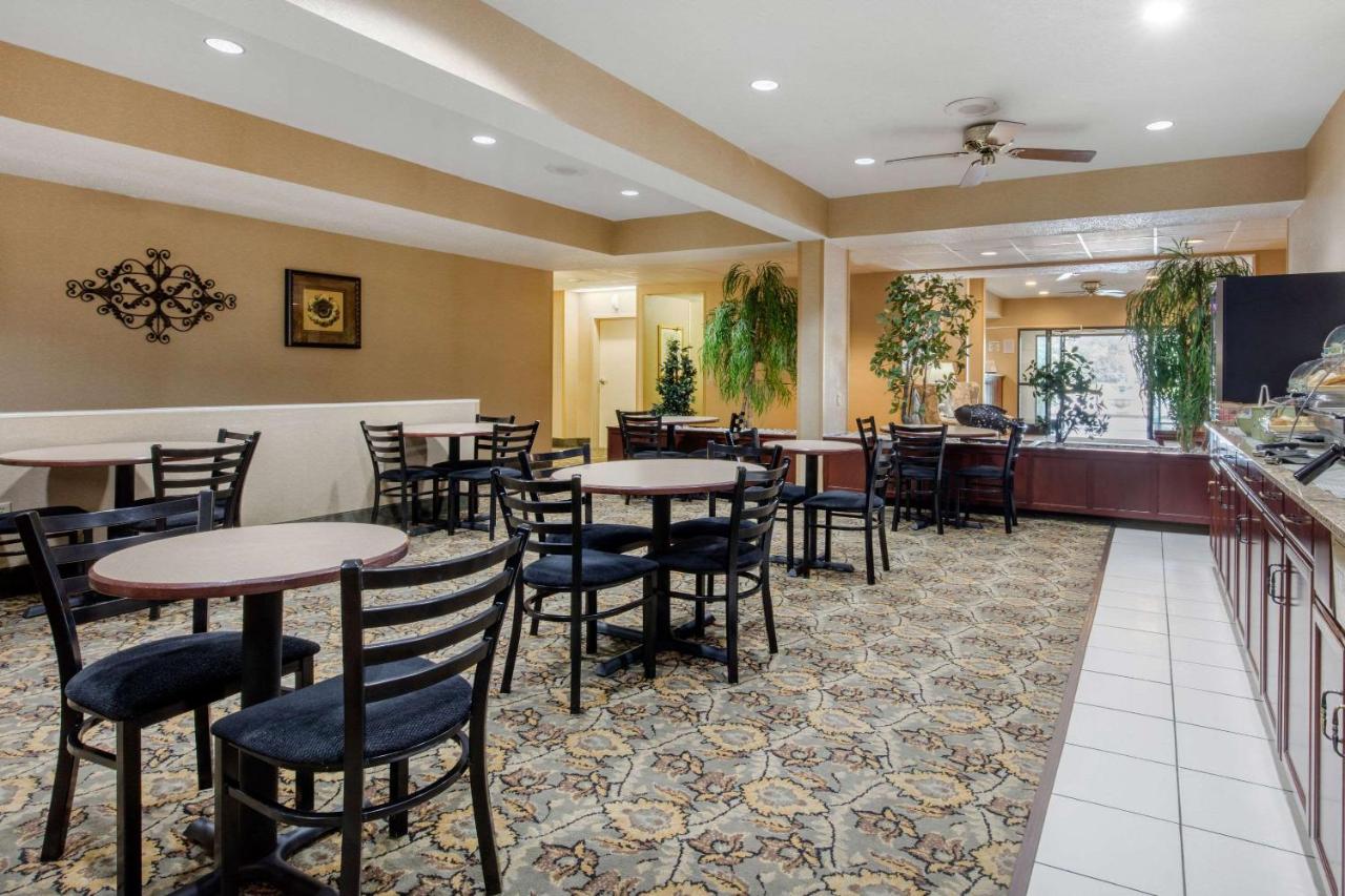 | Quality Inn & Suites Benton - Draffenville