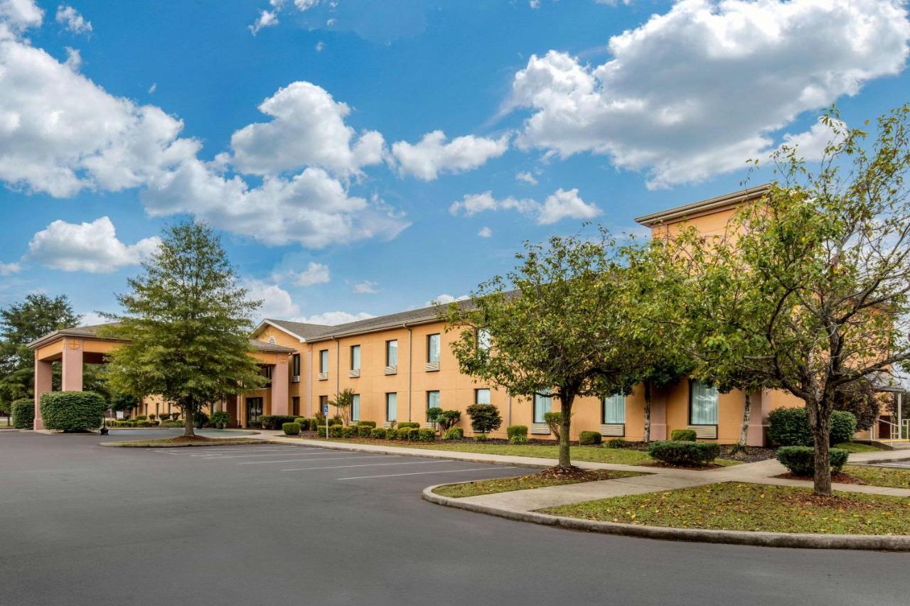 | Quality Inn & Suites Benton - Draffenville