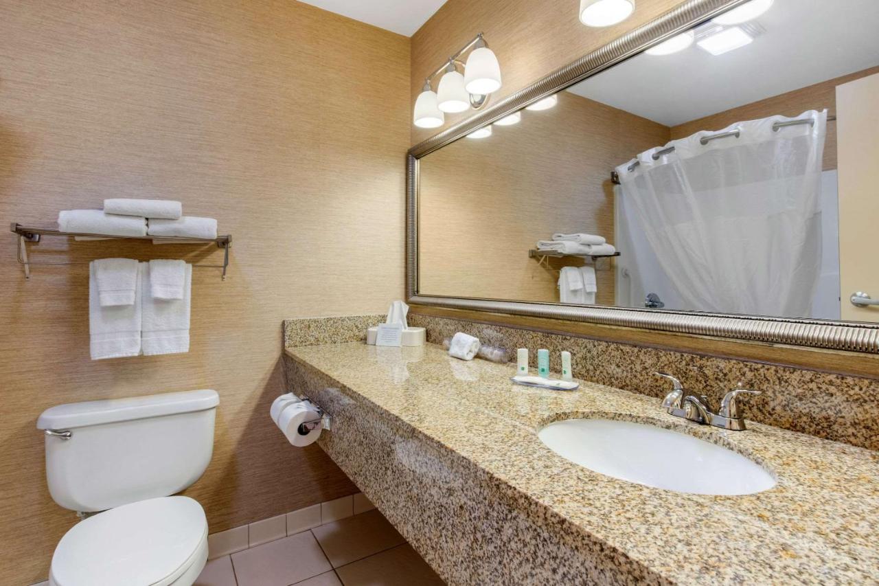 | Quality Inn & Suites Benton - Draffenville