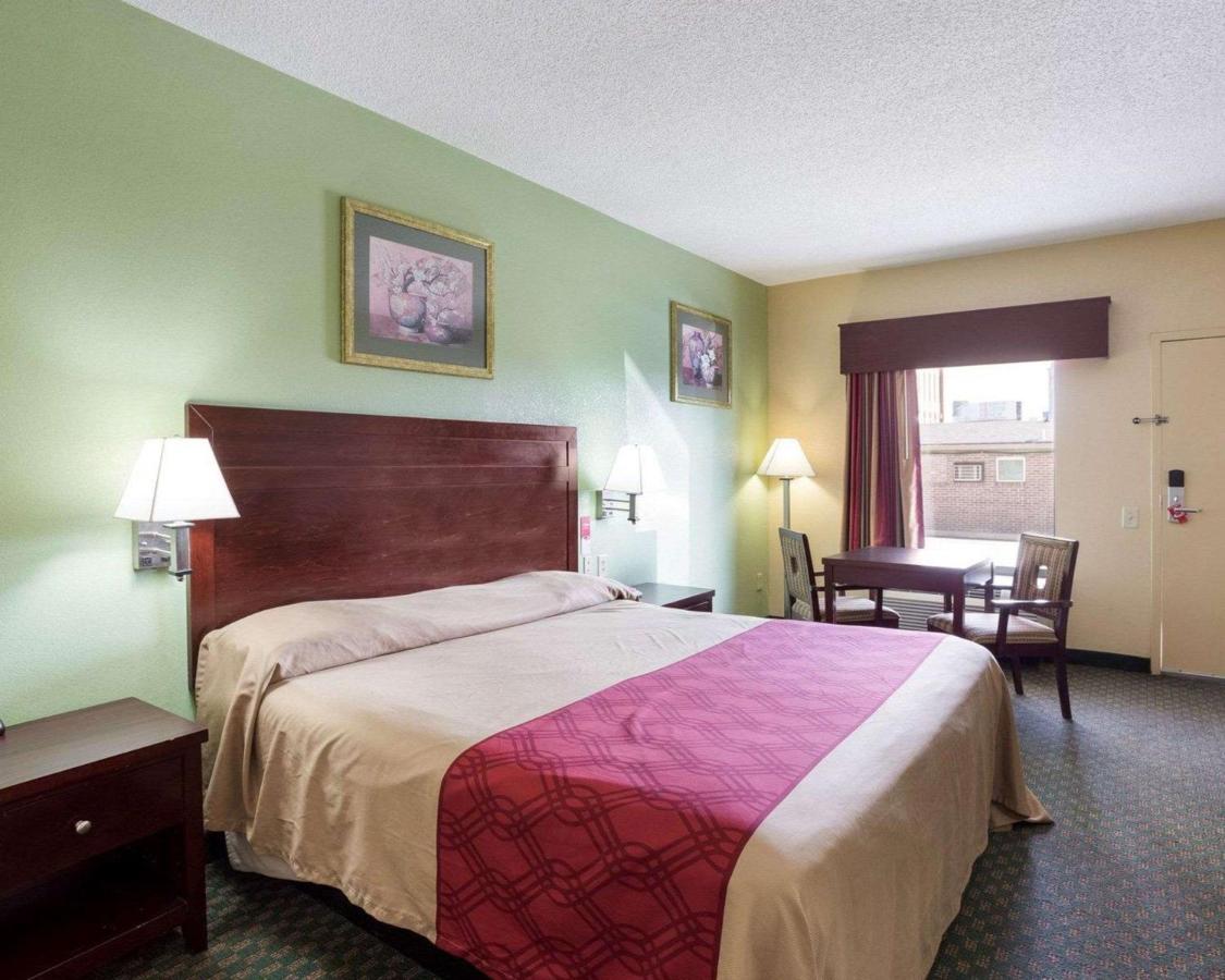 King Room - Non-Smoking at Rodeway Inn & Suites New Orleans Gentilly
