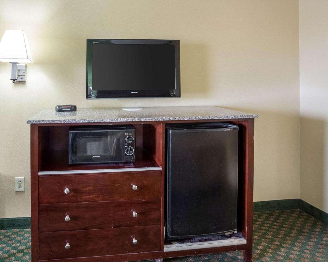Queen Room with Two Queen Beds - Non-Smoking at Rodeway Inn & Suites New Orleans Gentilly