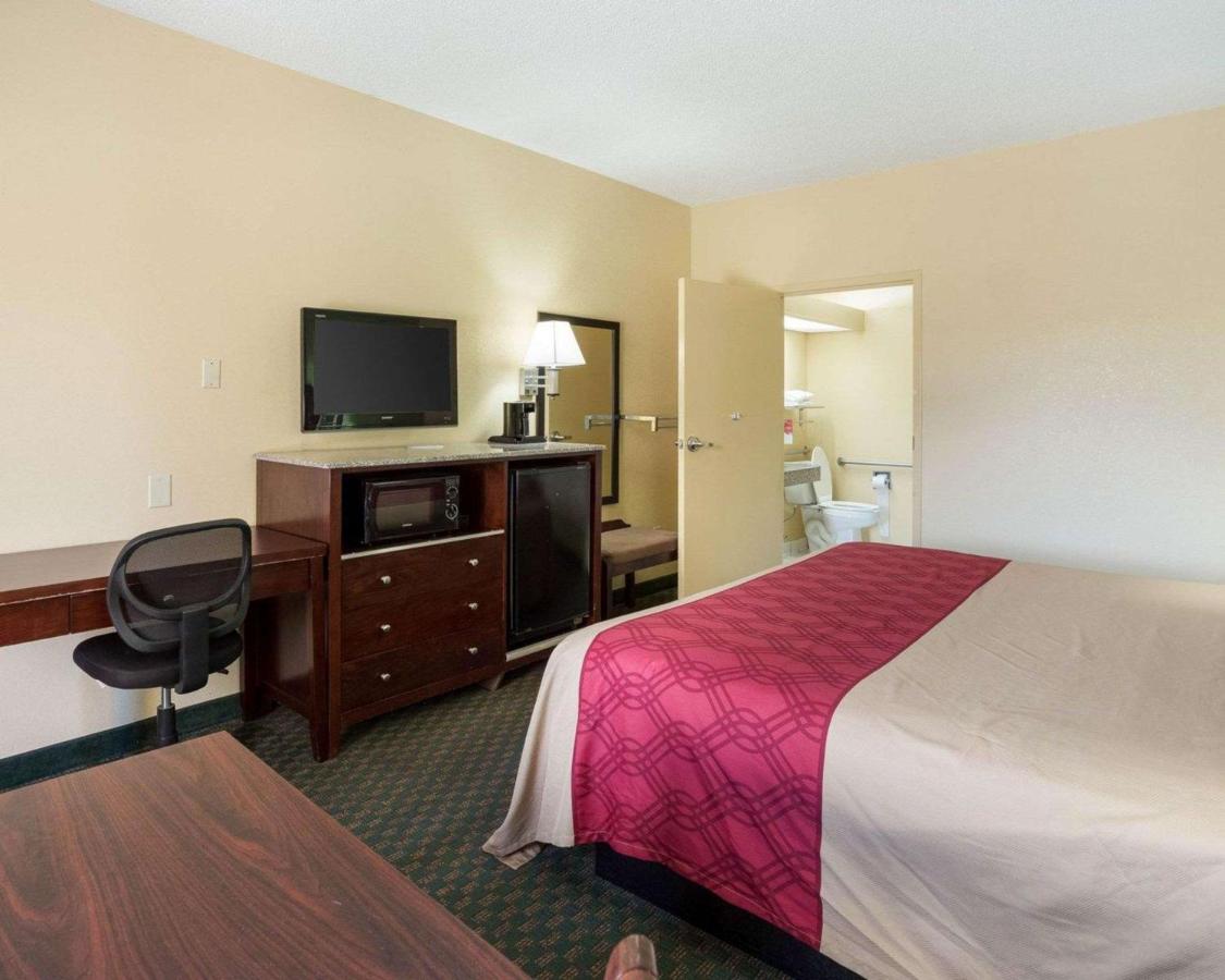 King Room - Non-Smoking at Rodeway Inn & Suites New Orleans Gentilly
