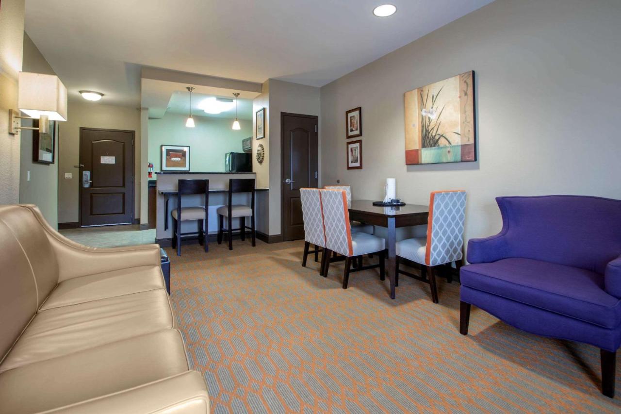 One-Bedroom Suite at Bluegreen Vacations Odyssey Dells Resort