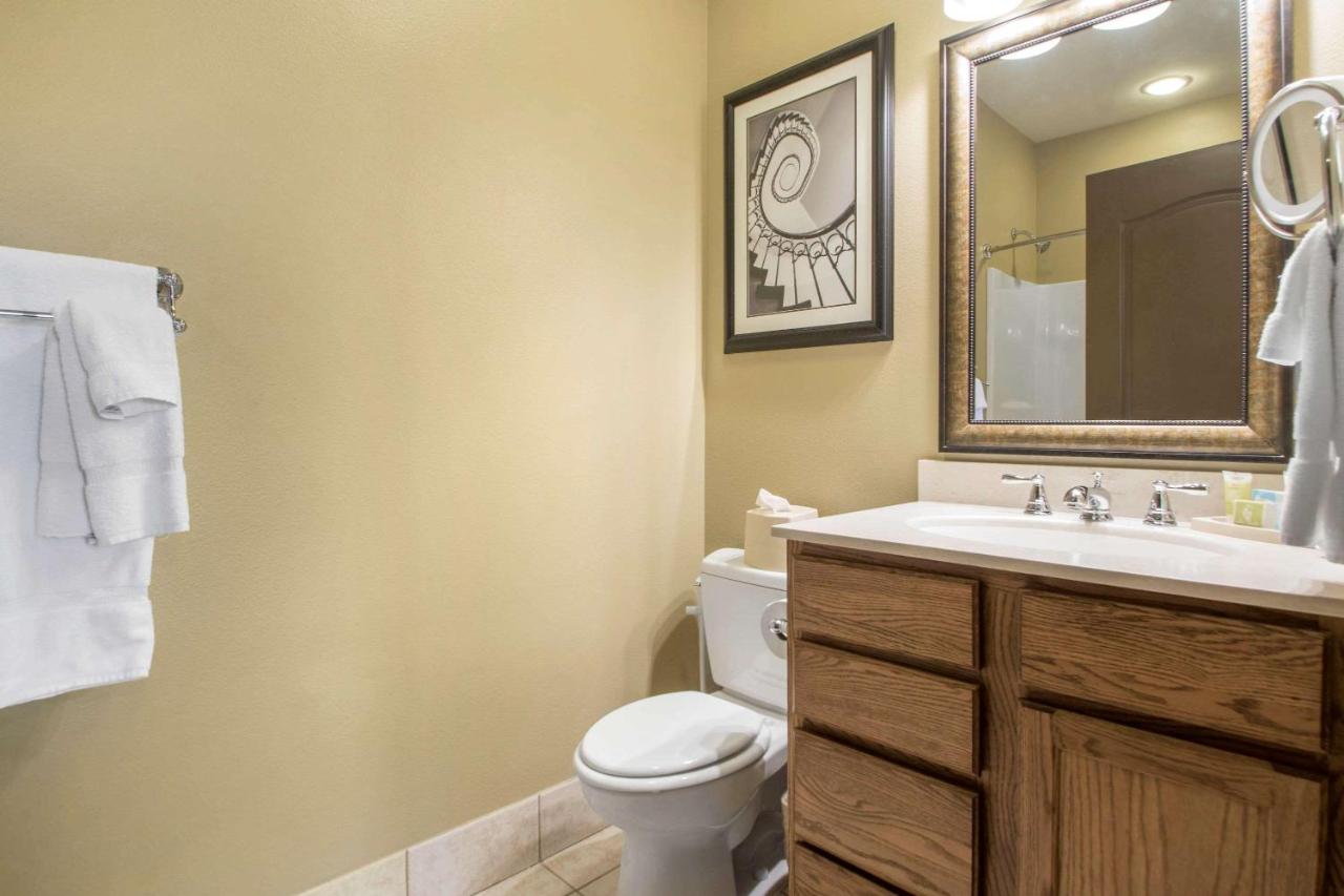 Deluxe Two Bedroom Suite at Bluegreen Vacations Odyssey Dells Resort