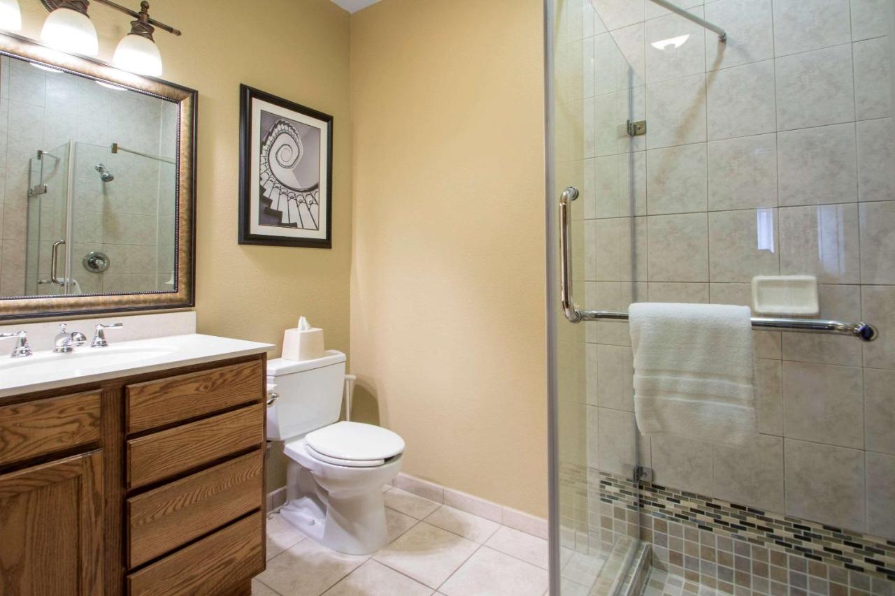 Deluxe Two Bedroom Suite at Bluegreen Vacations Odyssey Dells Resort