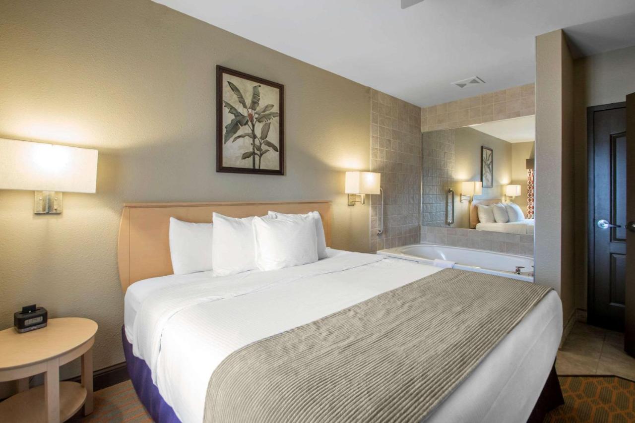 One-Bedroom Suite at Bluegreen Vacations Odyssey Dells Resort