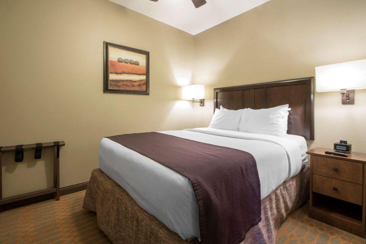 Deluxe Two Bedroom Suite at Bluegreen Vacations Odyssey Dells Resort