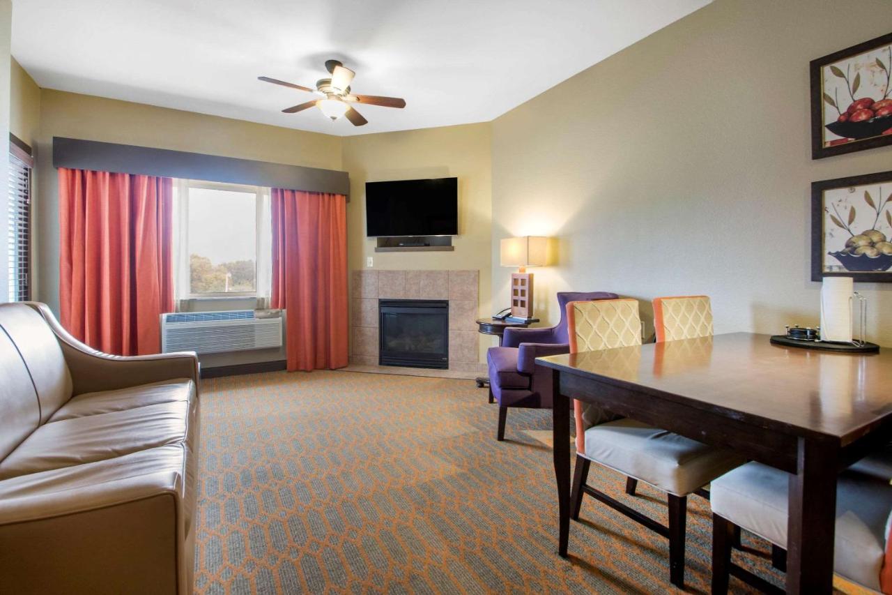 Deluxe Two Bedroom Suite at Bluegreen Vacations Odyssey Dells Resort