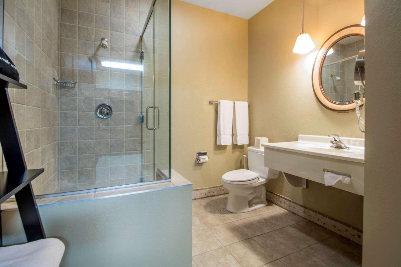 Deluxe Two Bedroom Suite at Bluegreen Vacations Odyssey Dells Resort
