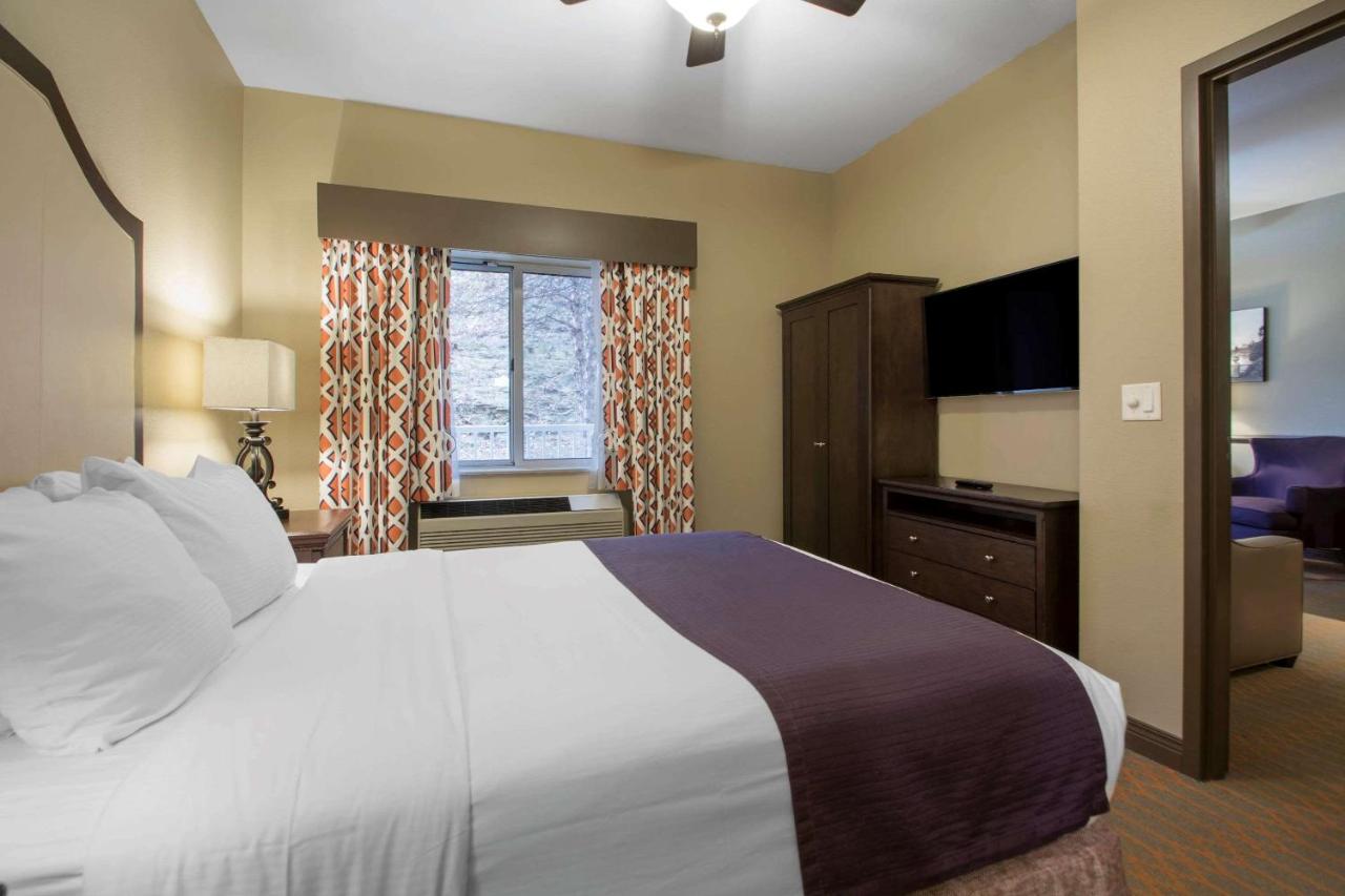 Deluxe Two Bedroom Suite at Bluegreen Vacations Odyssey Dells Resort