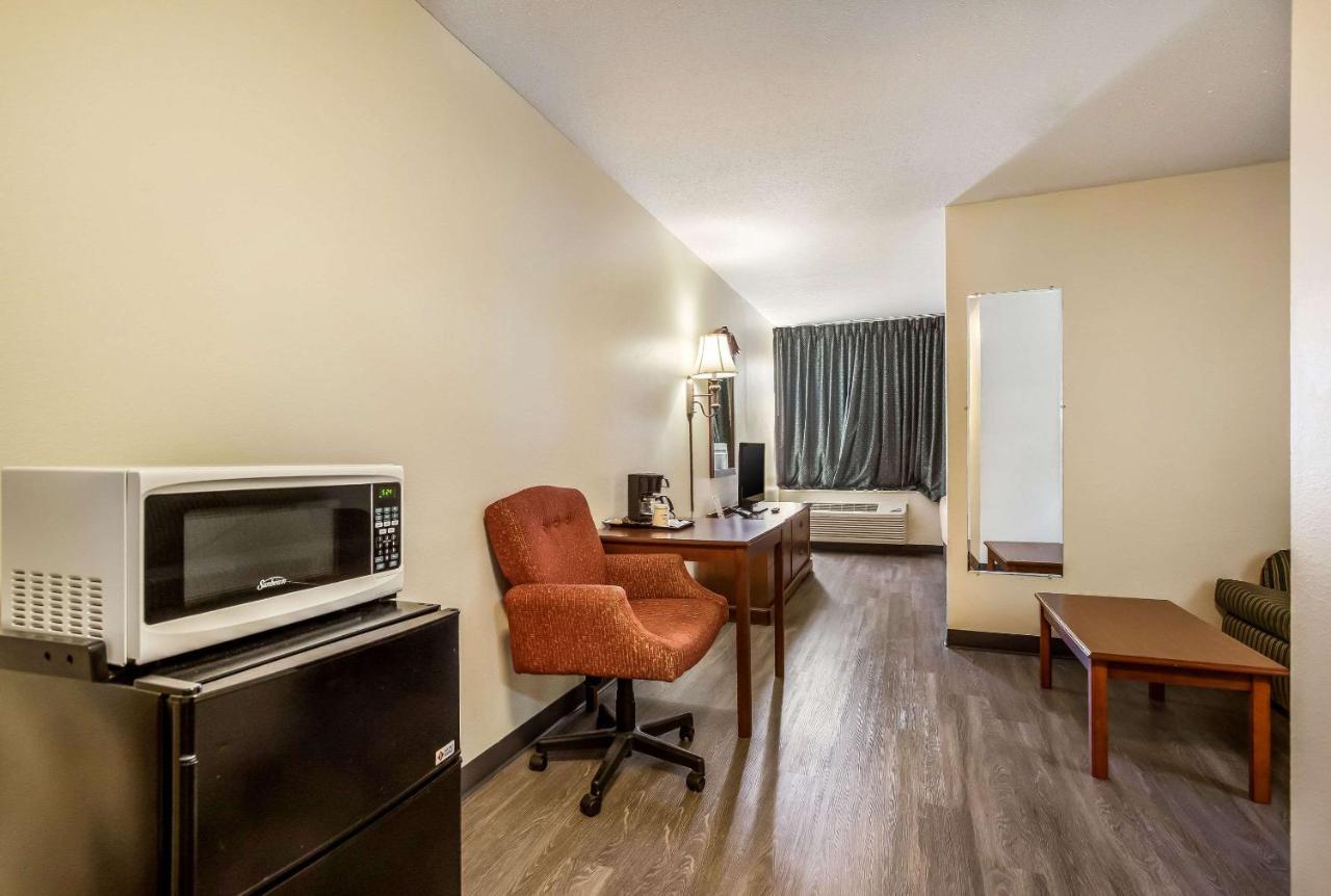 | Econo Lodge Inn & Suites Fairview Heights near I-64 St Louis