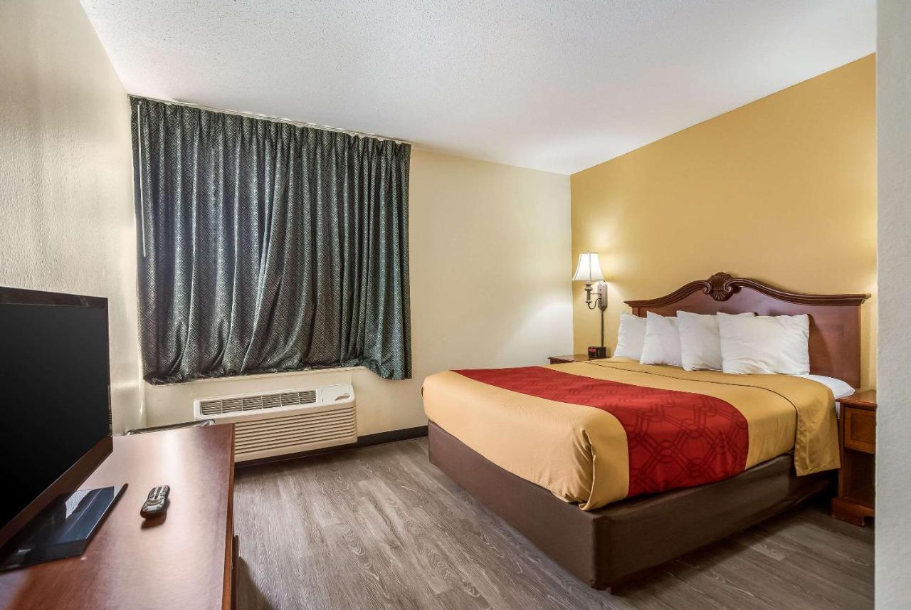| Econo Lodge Inn & Suites Fairview Heights near I-64 St Louis