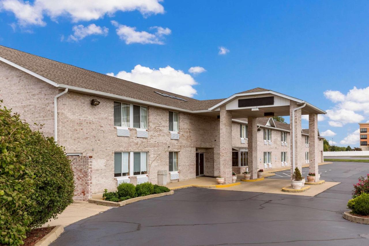 | Econo Lodge Inn & Suites Fairview Heights near I-64 St Louis