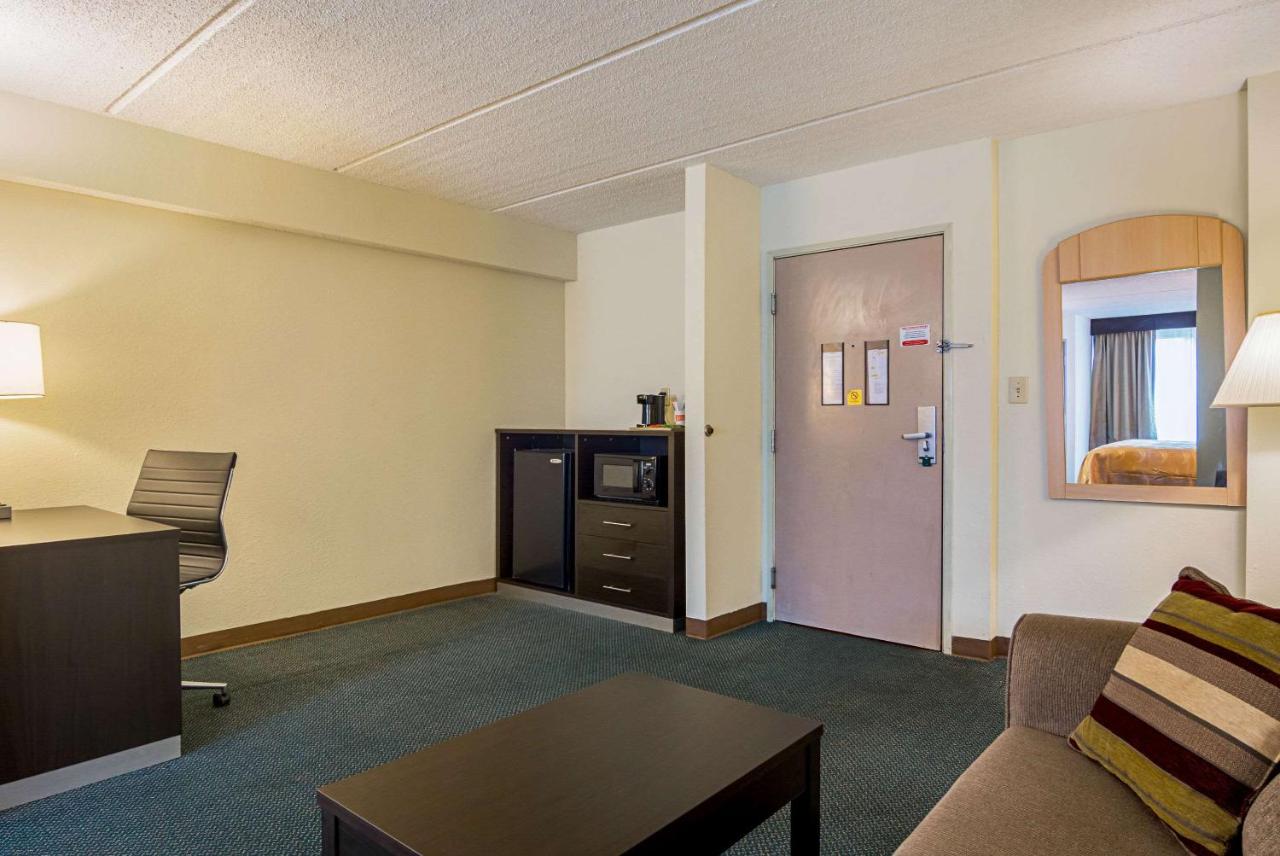 King Suite - Non-Smoking at Quality Suites Atlanta Airport East