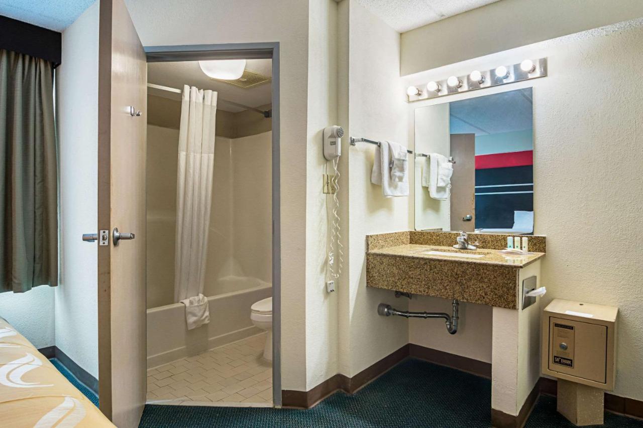 King Suite - Non-Smoking at Quality Suites Atlanta Airport East