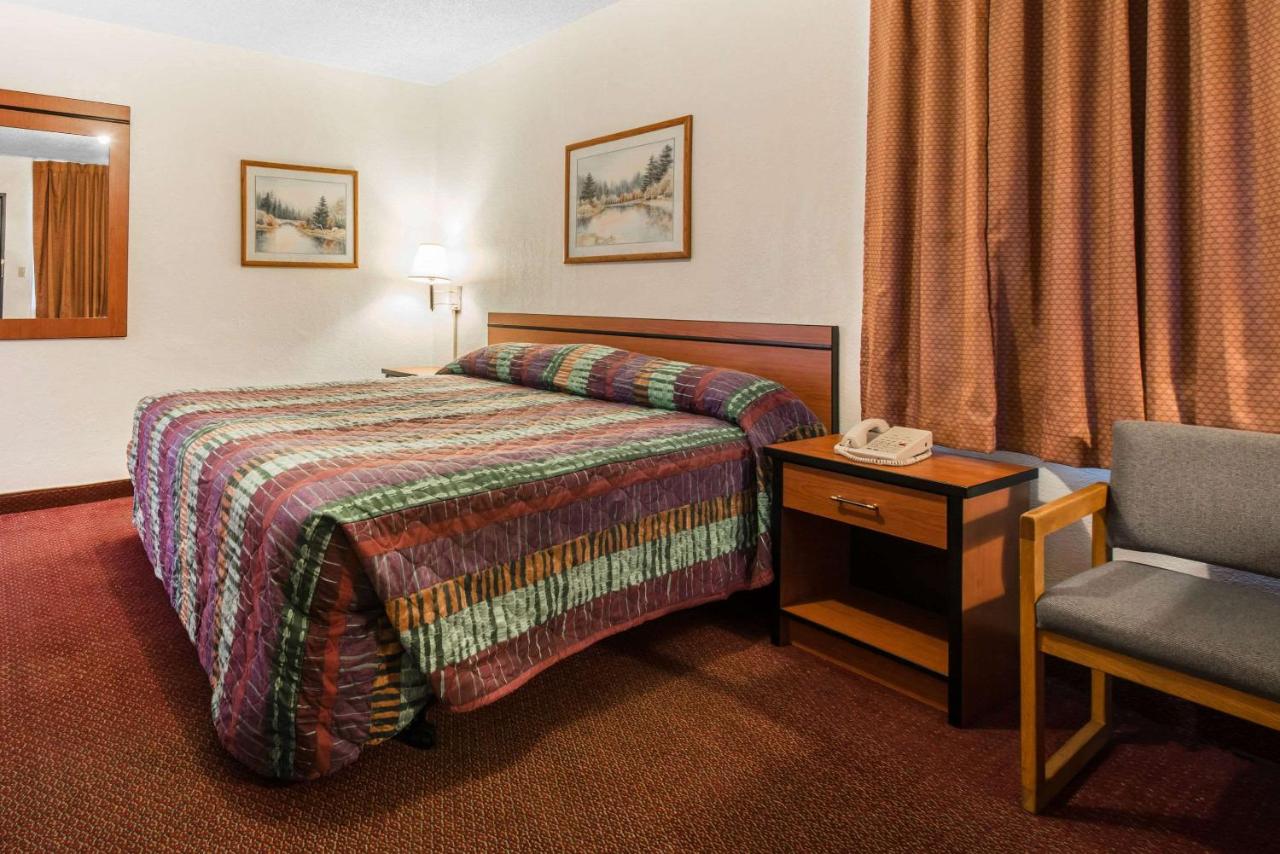 | Rodeway Inn & Suites Colorado Springs