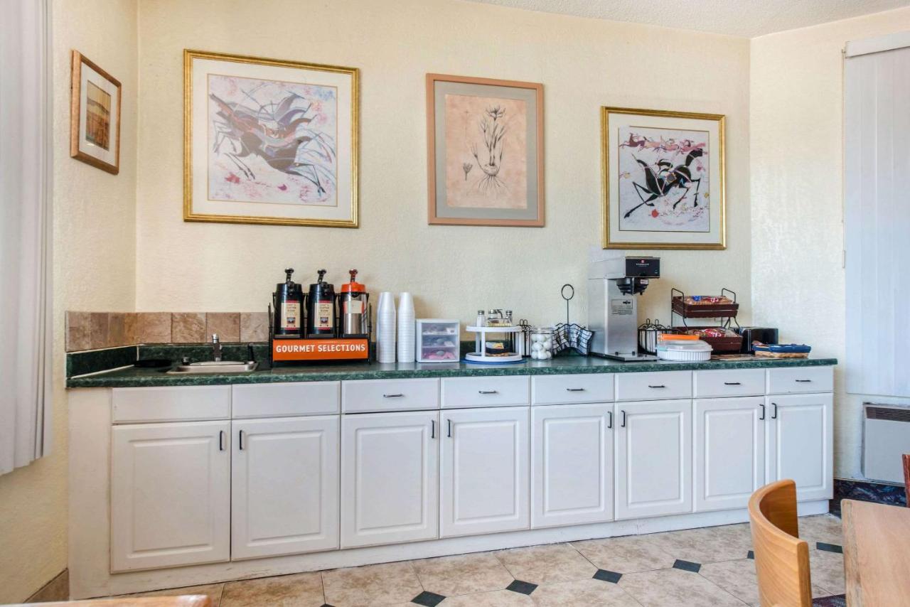 | Rodeway Inn & Suites Colorado Springs