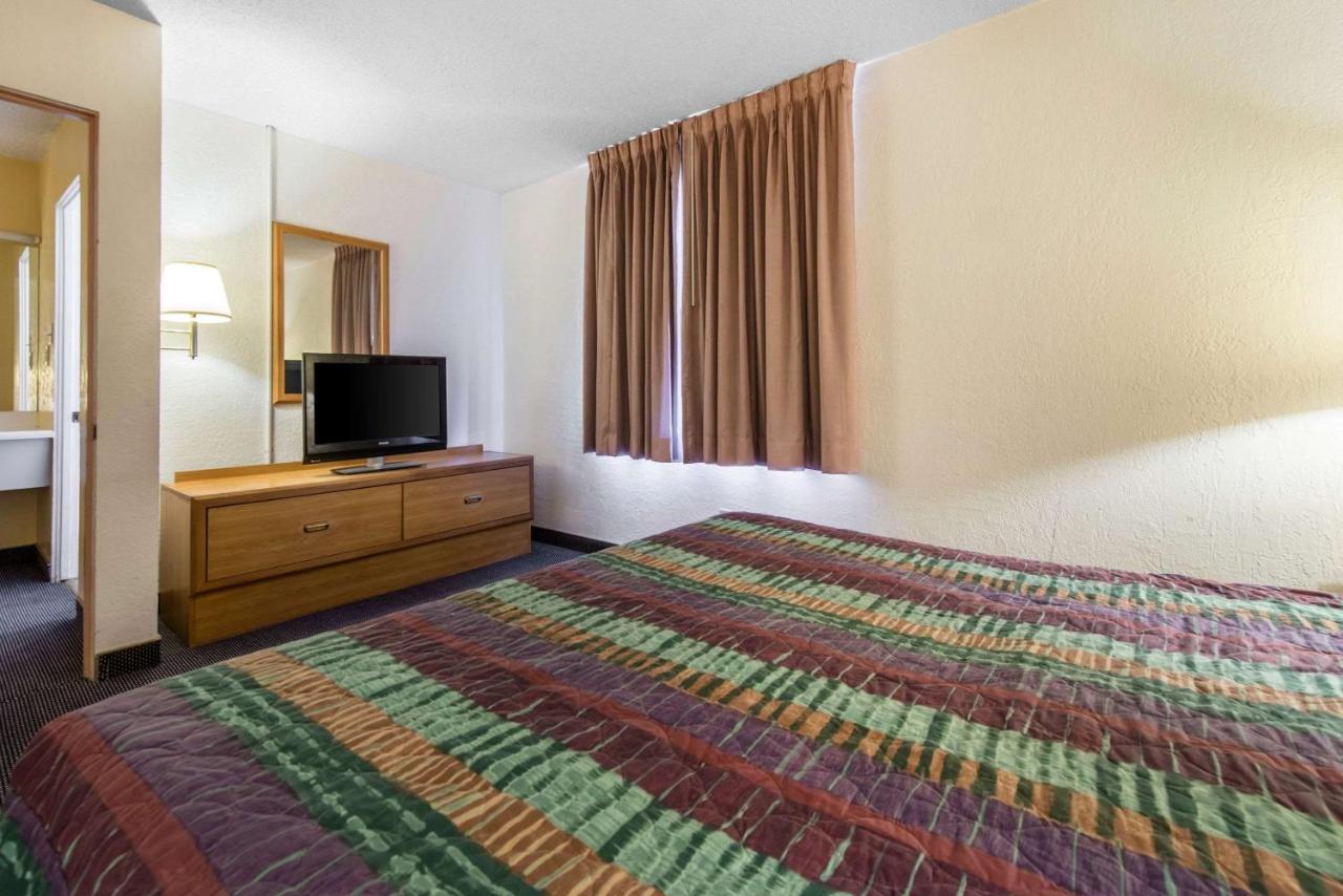 | Rodeway Inn & Suites Colorado Springs