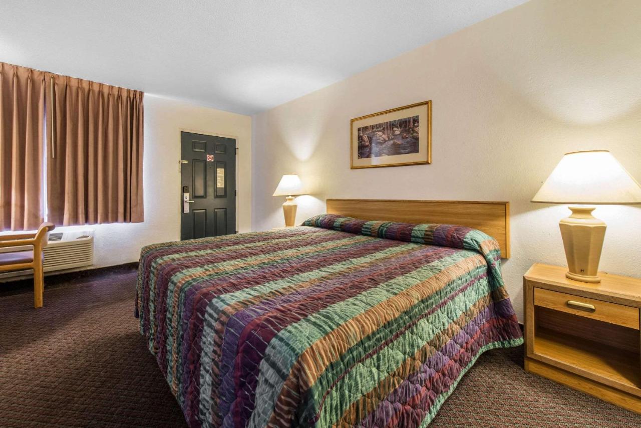 | Rodeway Inn & Suites Colorado Springs