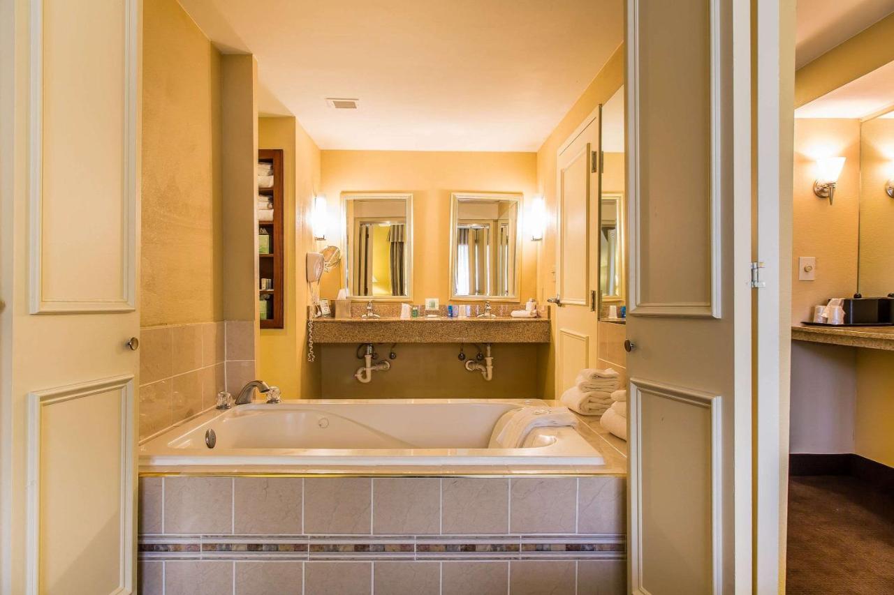 | Clarion Hotel & Suites Hamden - New Haven