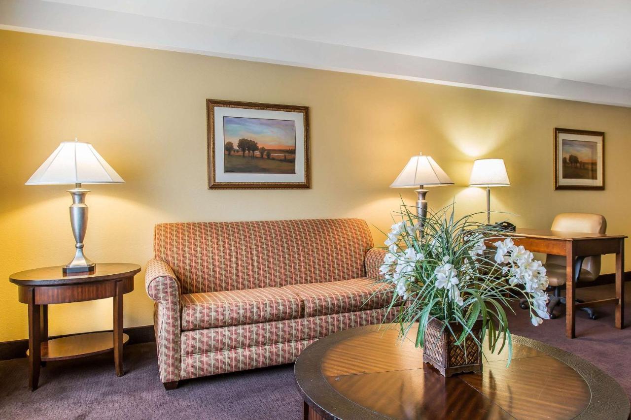 | Clarion Hotel & Suites Hamden - New Haven