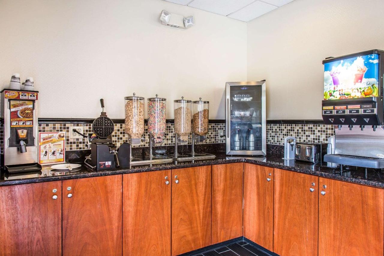| Clarion Hotel & Suites Hamden - New Haven