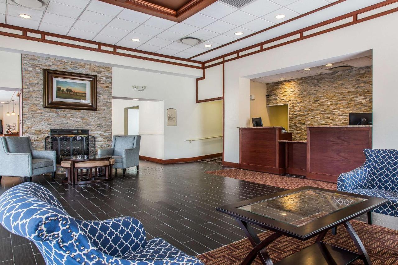 | Clarion Hotel & Suites Hamden - New Haven