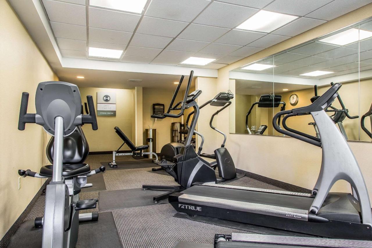 | Clarion Hotel & Suites Hamden - New Haven
