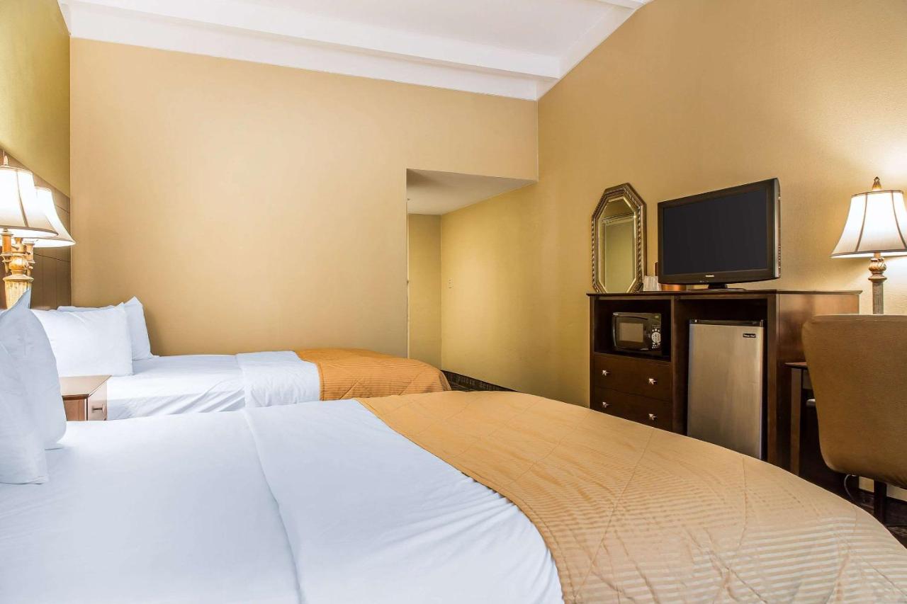 | Clarion Hotel & Suites Hamden - New Haven
