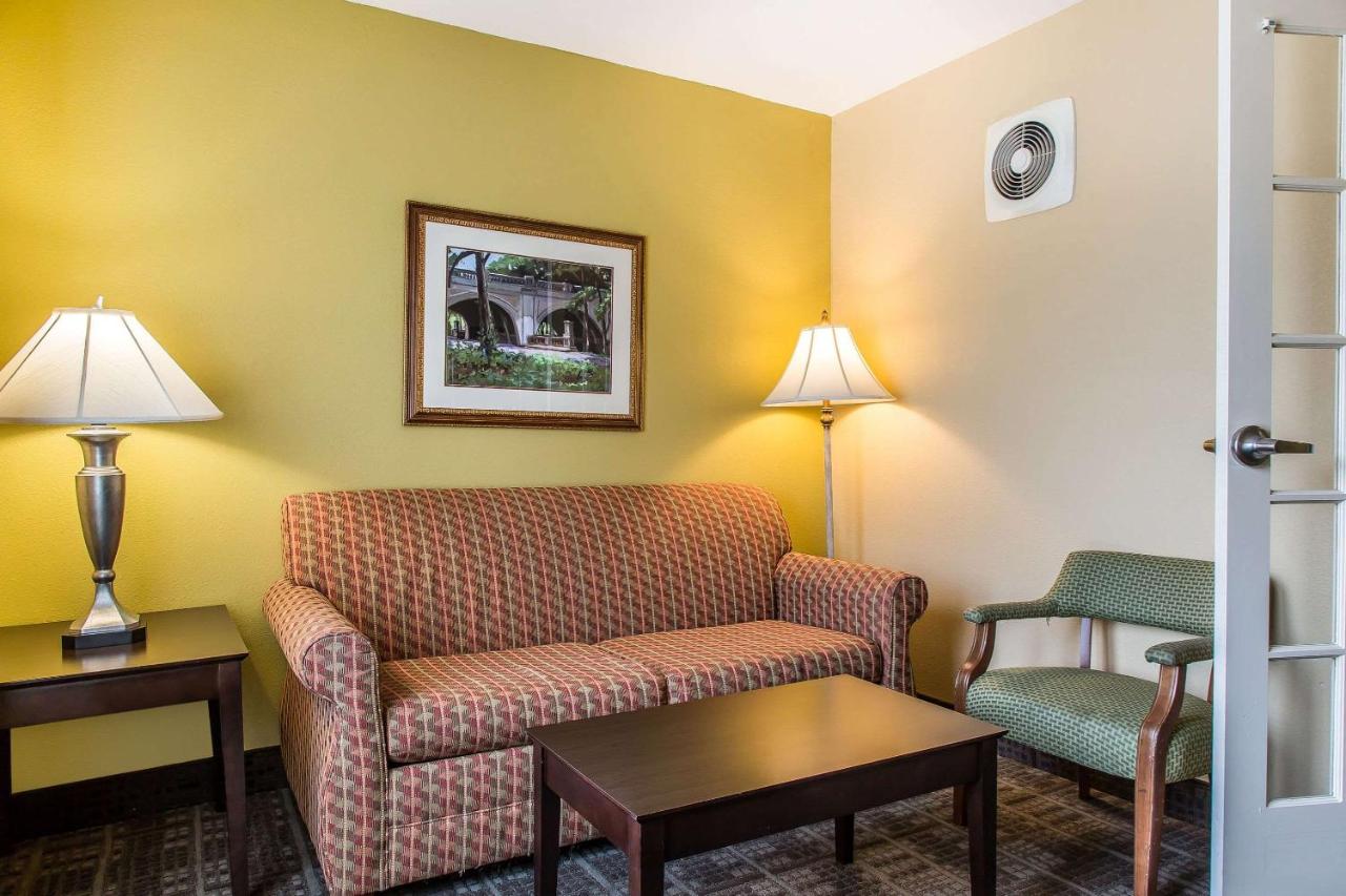 | Clarion Hotel & Suites Hamden - New Haven