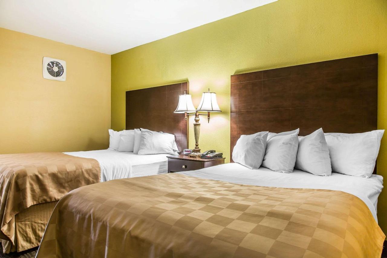 | Clarion Hotel & Suites Hamden - New Haven
