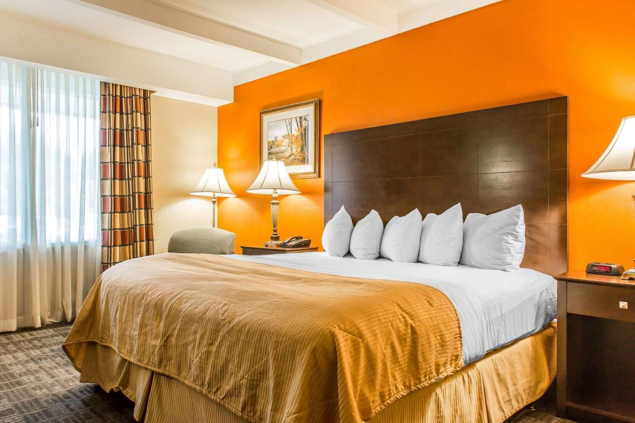 | Clarion Hotel & Suites Hamden - New Haven