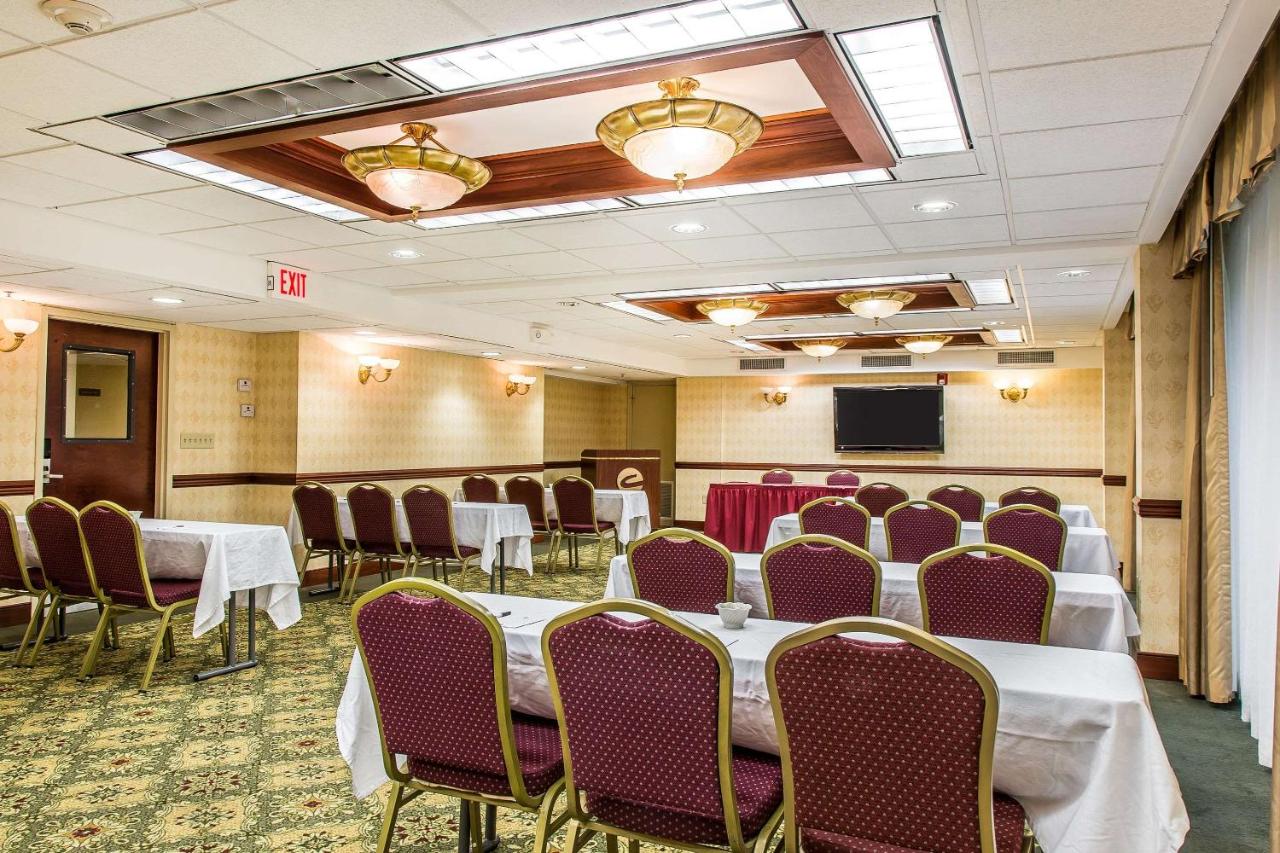 | Clarion Hotel & Suites Hamden - New Haven