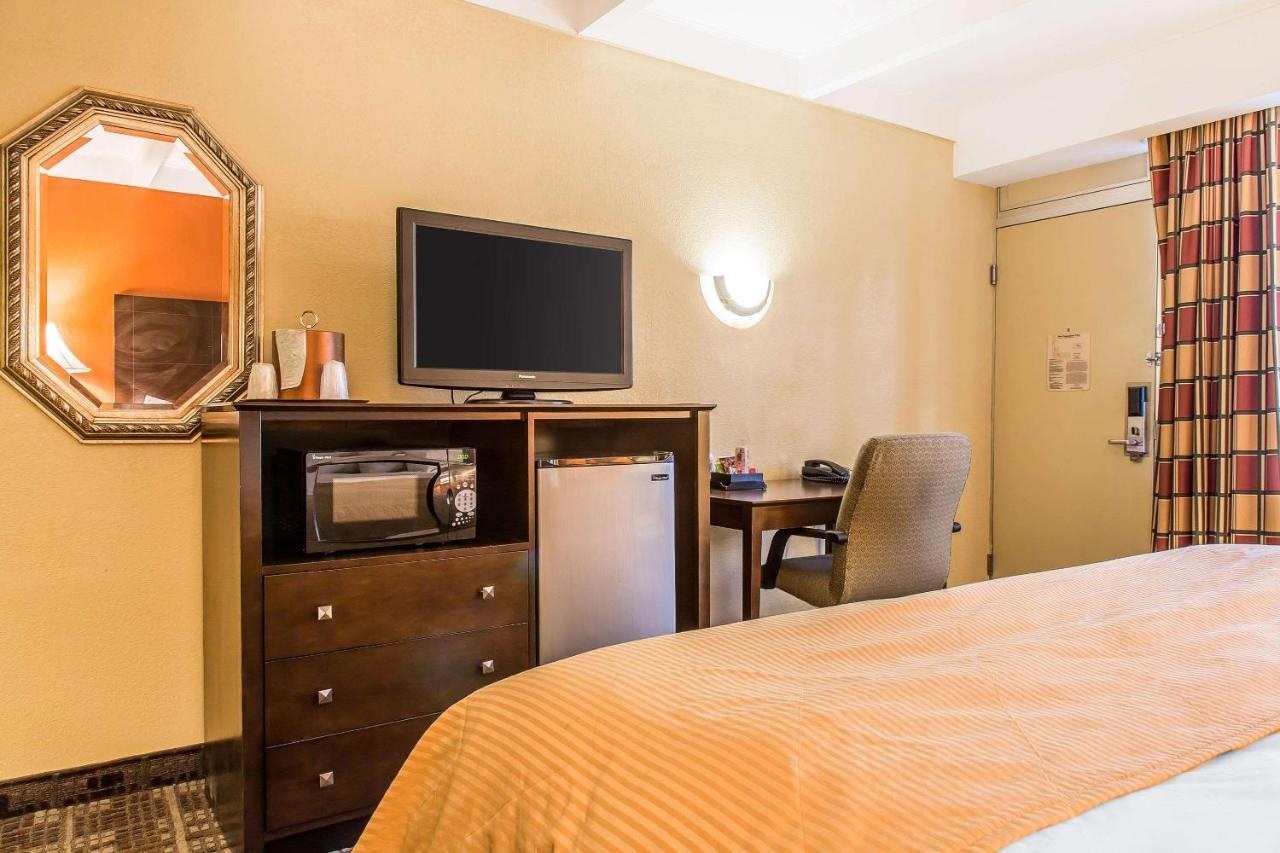 | Clarion Hotel & Suites Hamden - New Haven