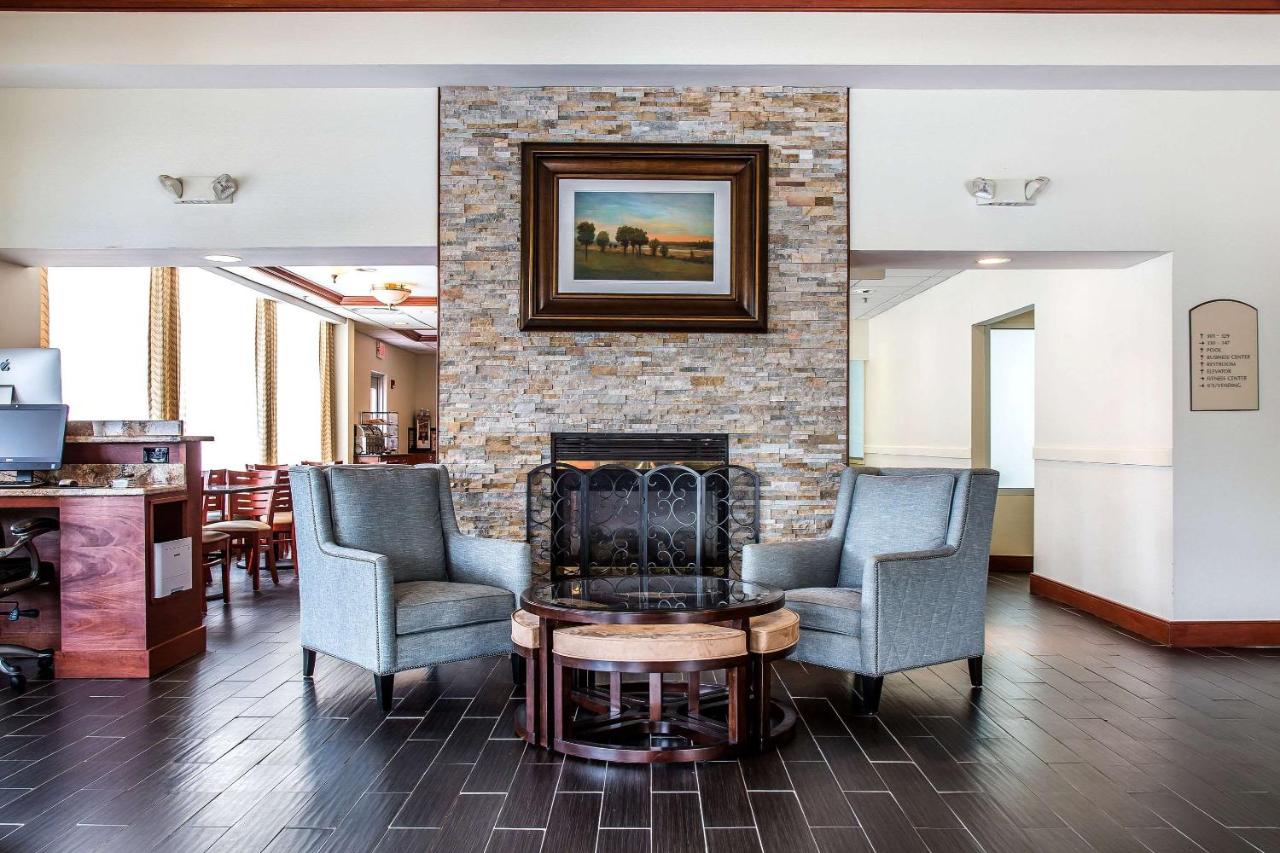 | Clarion Hotel & Suites Hamden - New Haven
