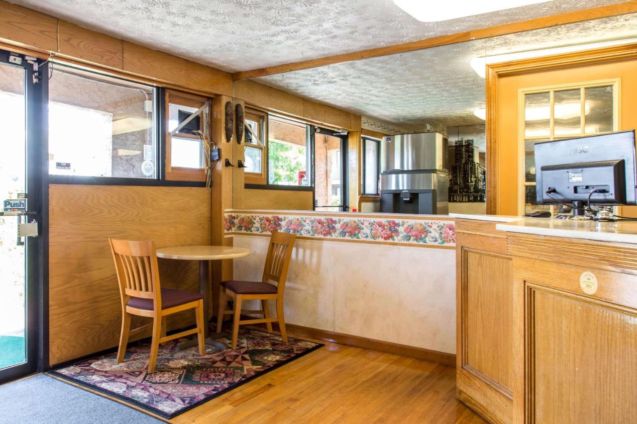 | Rodeway Inn & Suites Branford - Guilford