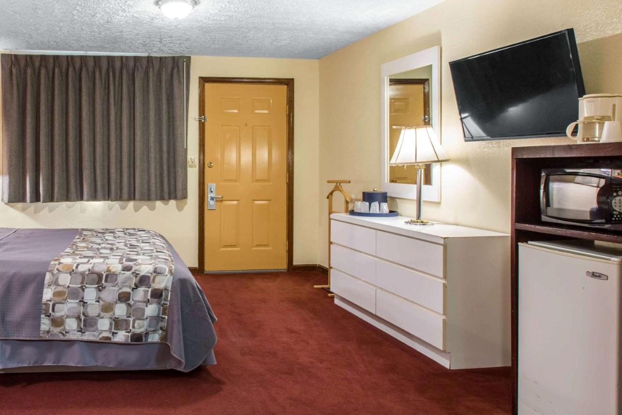 | Rodeway Inn & Suites Branford - Guilford