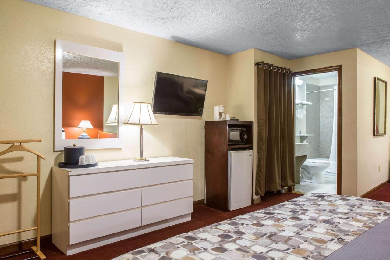 | Rodeway Inn & Suites Branford - Guilford