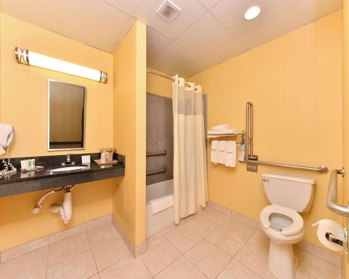 | Quality Suites Stratford
