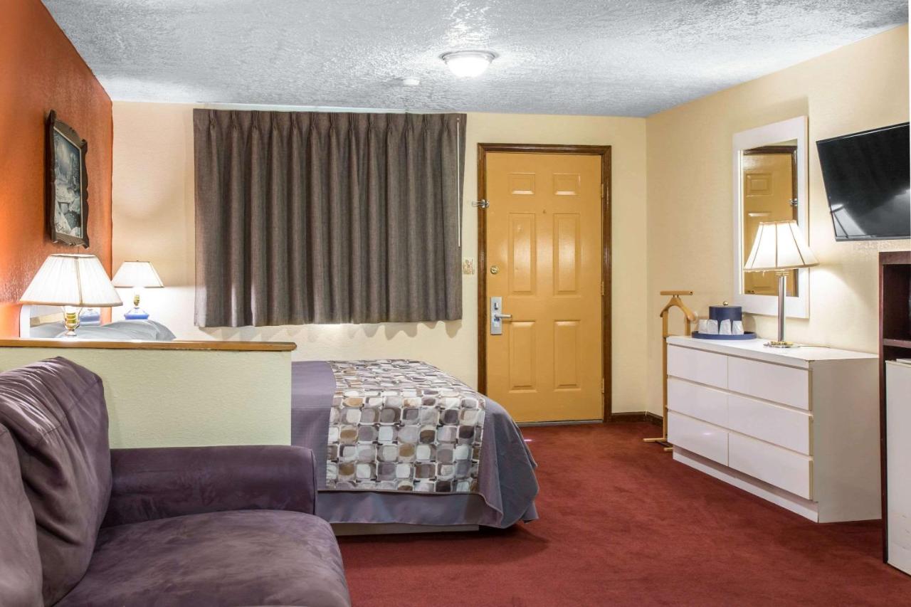 | Rodeway Inn & Suites Branford - Guilford