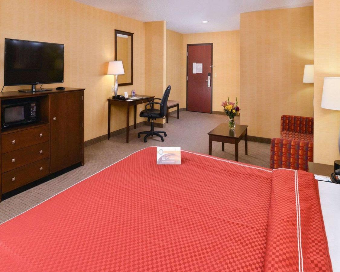| Quality Suites Stratford