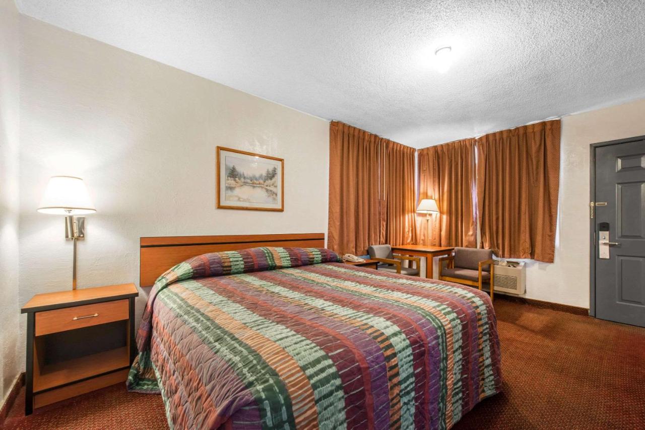 | Rodeway Inn & Suites Colorado Springs