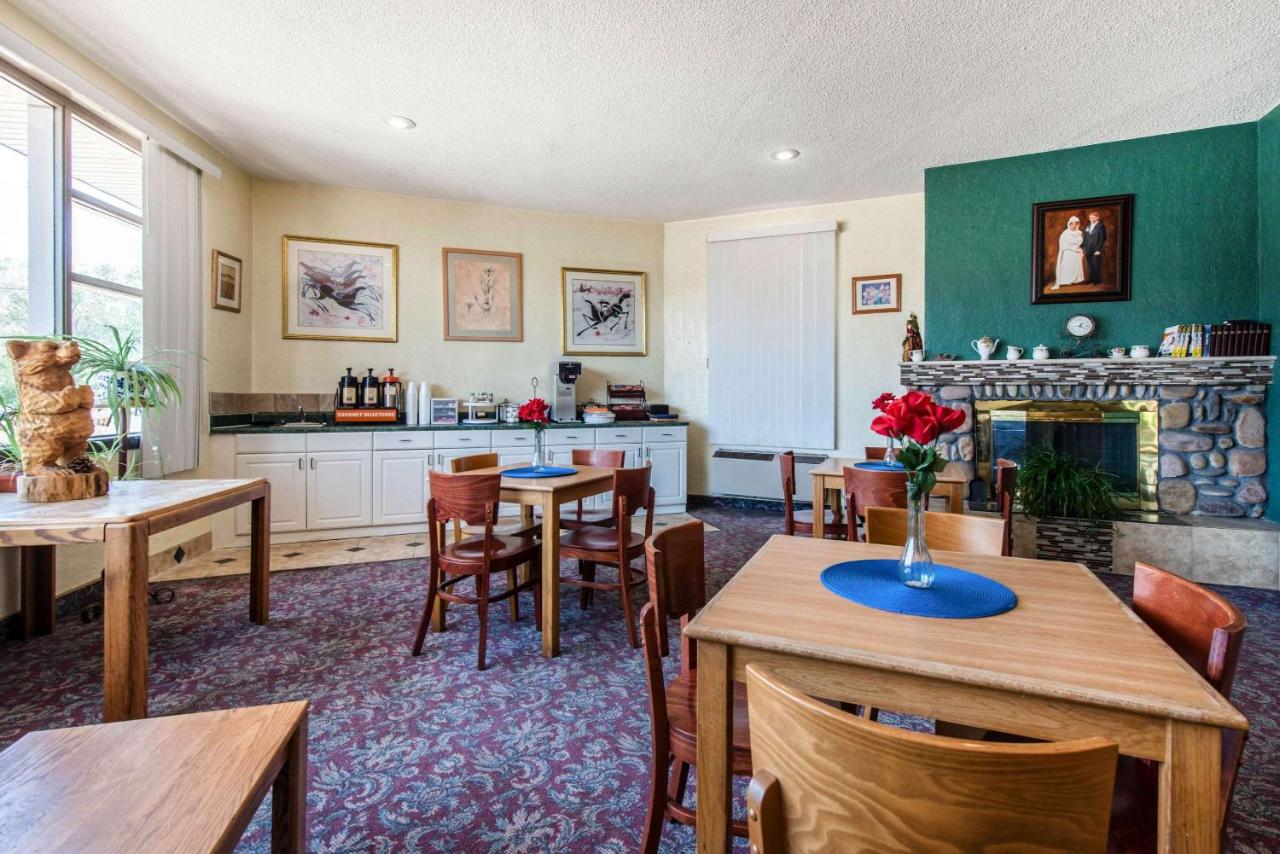 | Rodeway Inn & Suites Colorado Springs